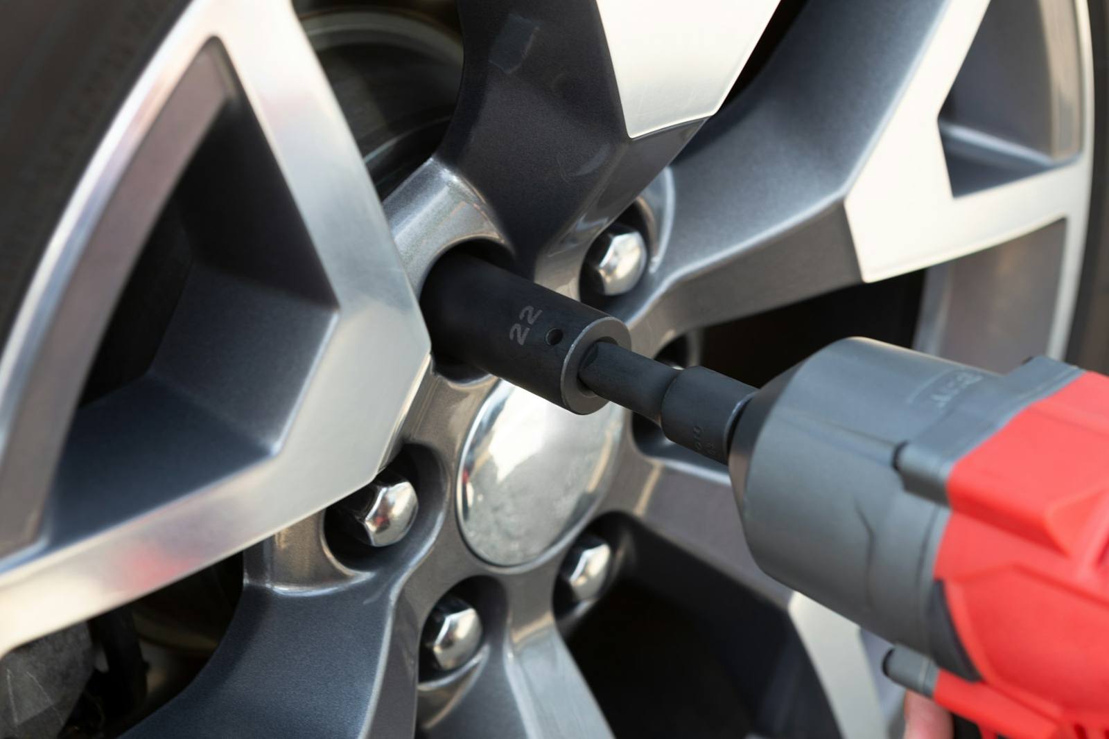 Impact wrench on wheel lug nuts